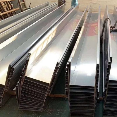 Rynna wodna ze stali nierdzewnej 304 1,5 * 900 mm Rozmiar Rynna dachowa Walcowana na zimno Jasny Sliver Różne kształty