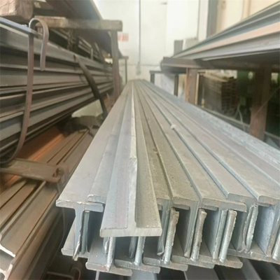 T-bar ze stali stopowej 15CrMo 300 * 300 * 12mm Walcowane na gorąco 6 metrów lub 12 metrów Długość Czarny kolor