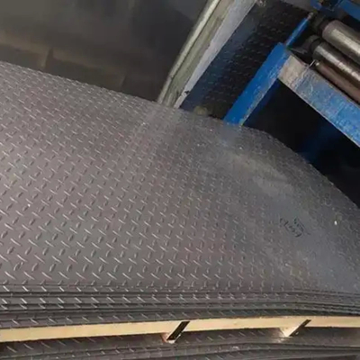 Płyty ze stali nierdzewnej z wyróżnieniem 304 Płyty 1350 * 6000mm Rozmiar 0,55 mm 0,65 mm Grubość Walcowane na zimno Płyty toaletowe niepoślizgowe JIS