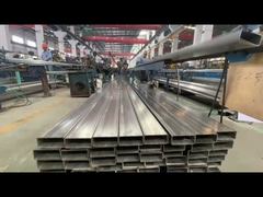 Proces sortowania i pakowania w warsztacie rurowych i kwadratowych rur ze stali nierdzewnej