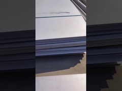 Płytka ze stali nierdzewnej w świetle słonecznym