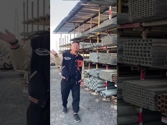 Spójrz na zgalwanizowane rury stalowe na półkach.