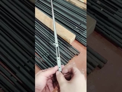 Mężczyzna prezentuje mały element wykonany z rury ze stali węglowej